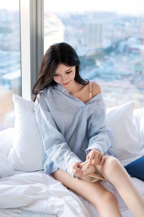    IMiss爱蜜社 泥鳅鳅：清爽浅蓝衬衫搭配粉色蕾丝内衣，极品诱惑私房写真，邻家女孩纯欲风格第5张图片