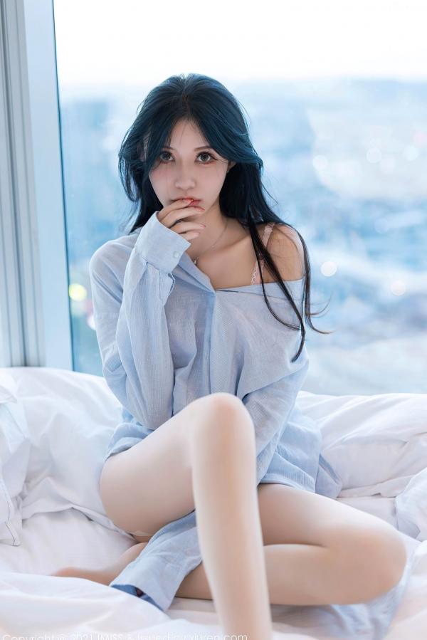    IMiss爱蜜社 泥鳅鳅：清爽浅蓝衬衫搭配粉色蕾丝内衣，极品诱惑私房写真，邻家女孩纯欲风格第18张图片