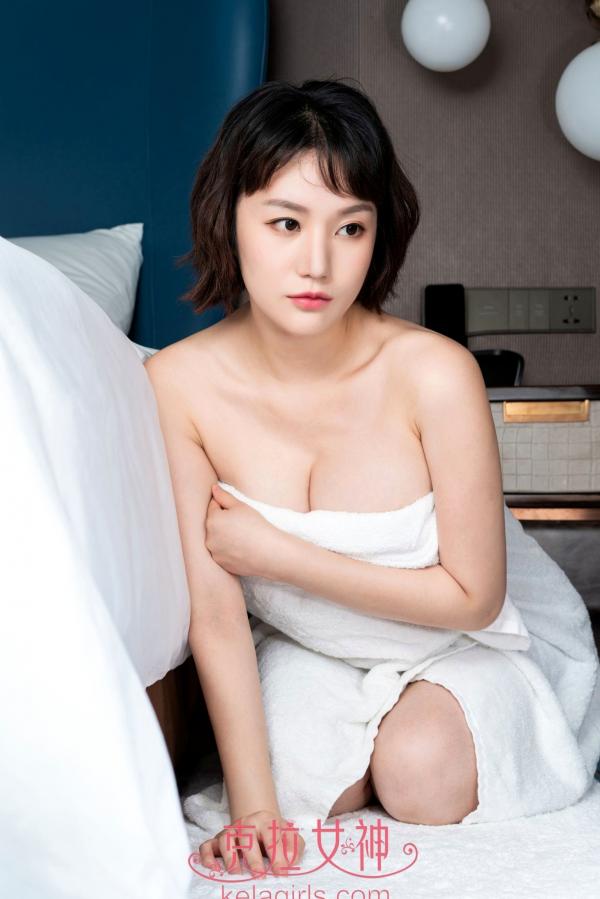    KelaGirls克拉女神宋黛-《蜜汁香桃》私房卧室唯美写真，清纯短发极致诱惑，居家感十足的浴巾与内衣视觉盛宴第24张图片