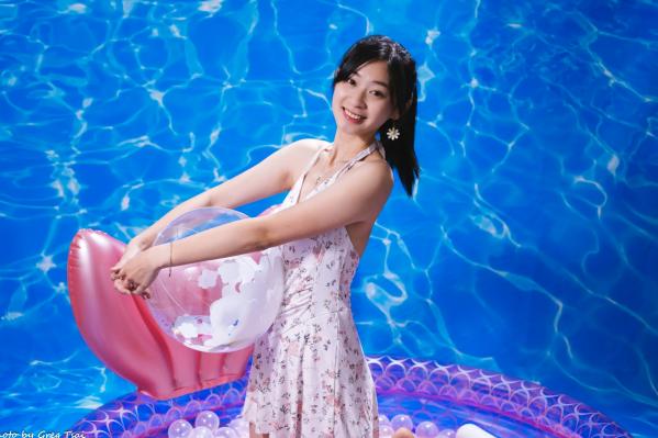   若颖 - 清新碎花泳池写真，元气少女梦幻球池大片 [109P]第12张图片