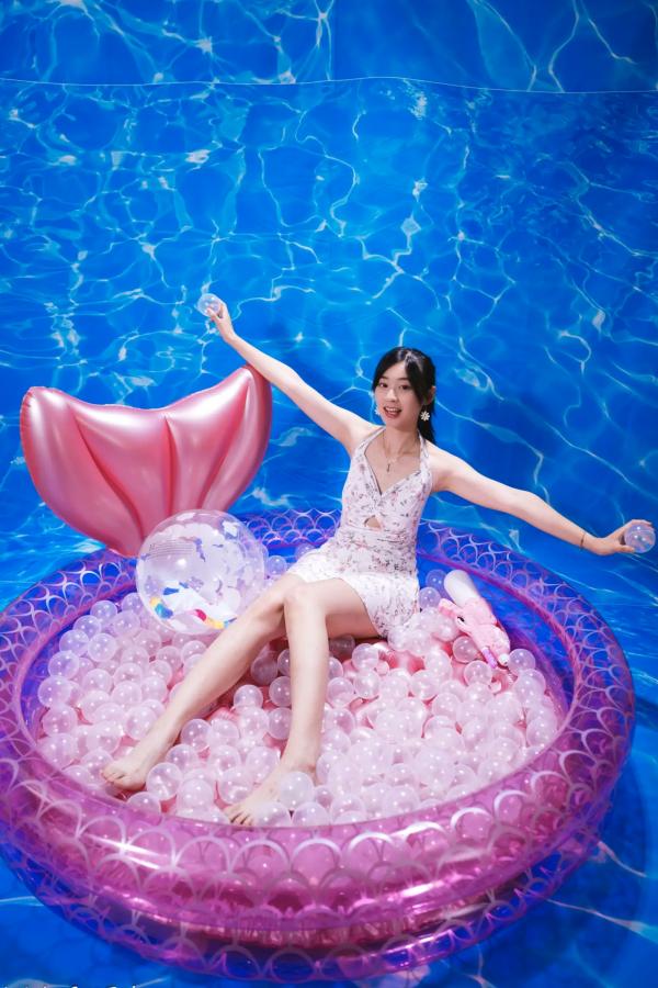    若颖 - 清新碎花泳池写真，元气少女梦幻球池大片 [109P]第22张图片
