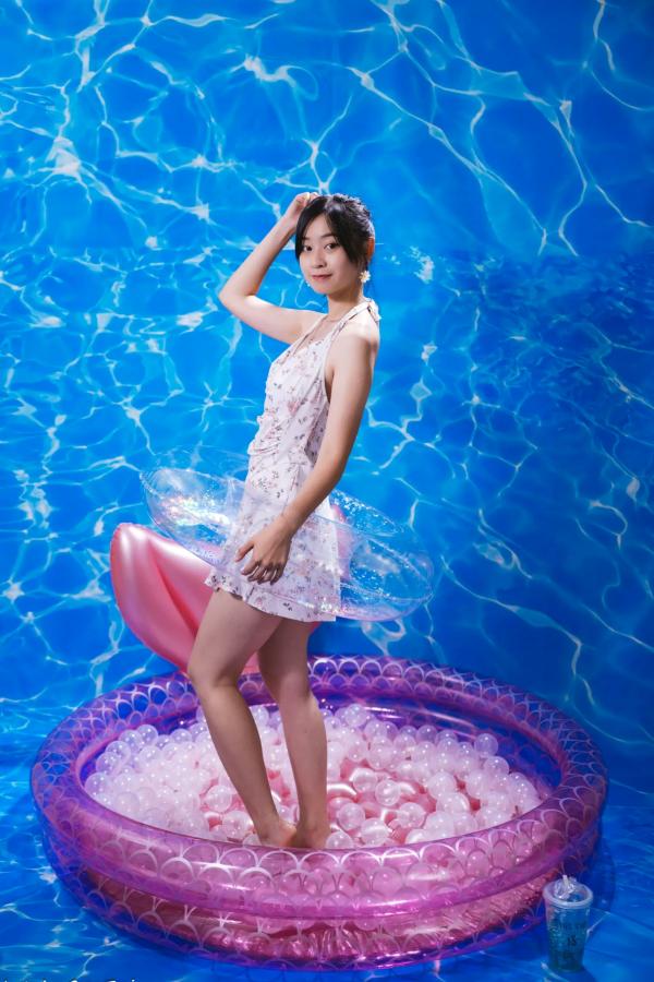    若颖 - 清新碎花泳池写真，元气少女梦幻球池大片 [109P]第76张图片