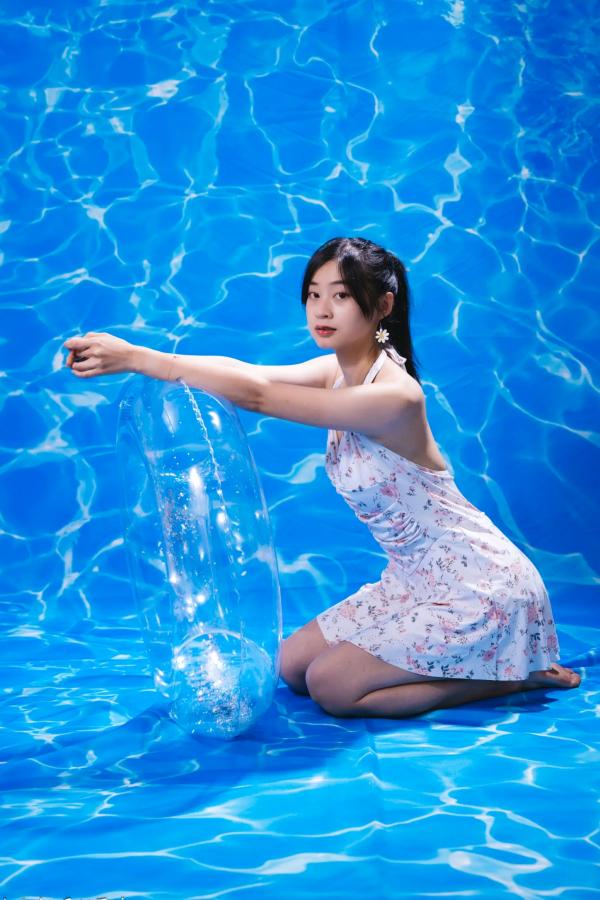    若颖 - 清新碎花泳池写真，元气少女梦幻球池大片 [109P]第87张图片