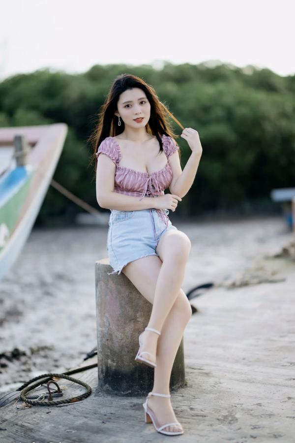    筱筱 - 八里户外街拍写真，粉色露肩上衣配短裤，尽显傲人身材与甜美气质第1张图片