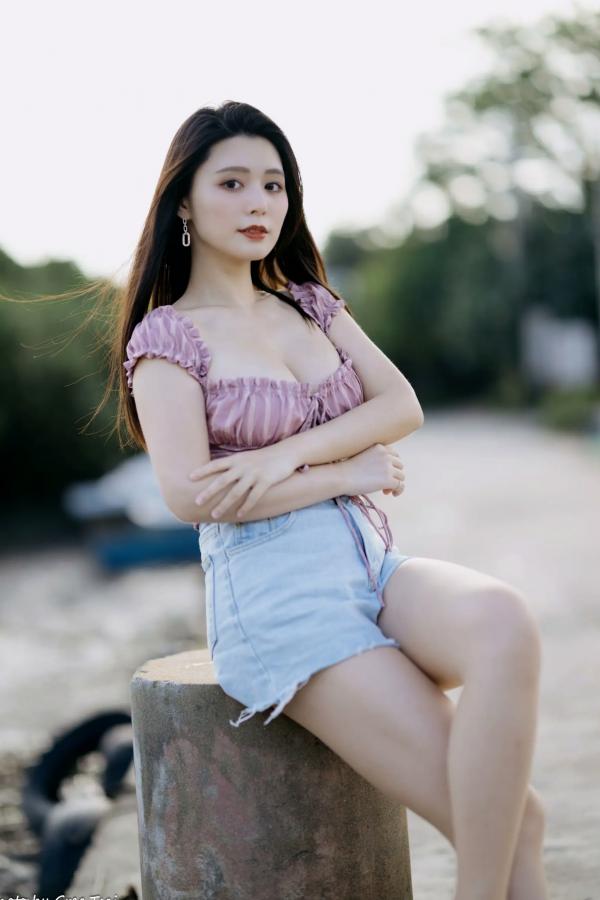    筱筱 - 八里户外街拍写真，粉色露肩上衣配短裤，尽显傲人身材与甜美气质第2张图片