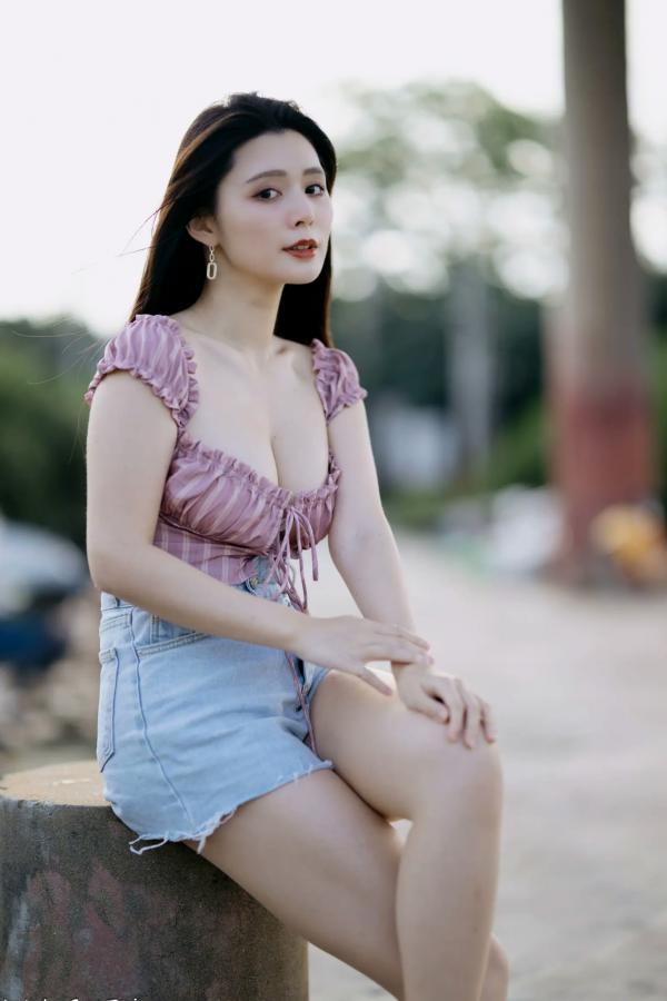    筱筱 - 八里户外街拍写真，粉色露肩上衣配短裤，尽显傲人身材与甜美气质第5张图片