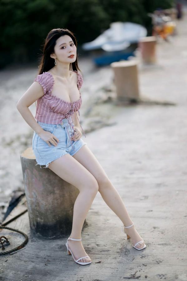    筱筱 - 八里户外街拍写真，粉色露肩上衣配短裤，尽显傲人身材与甜美气质第6张图片