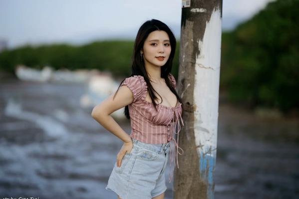    筱筱 - 八里户外街拍写真，粉色露肩上衣配短裤，尽显傲人身材与甜美气质第8张图片