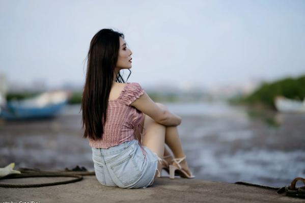    筱筱 - 八里户外街拍写真，粉色露肩上衣配短裤，尽显傲人身材与甜美气质第14张图片