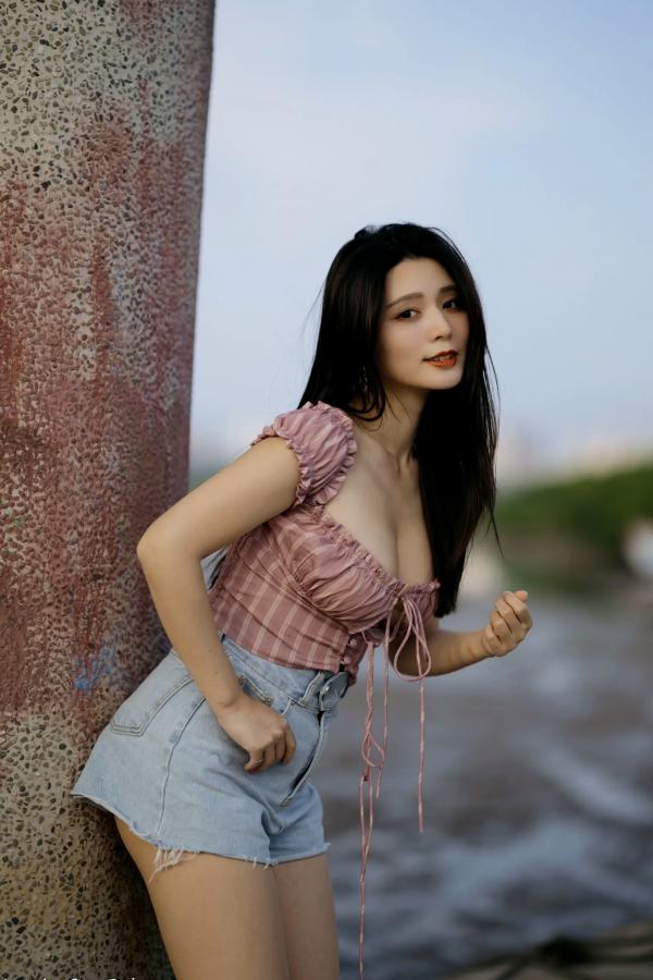    筱筱 - 八里户外街拍写真，粉色露肩上衣配短裤，尽显傲人身材与甜美气质第22张图片