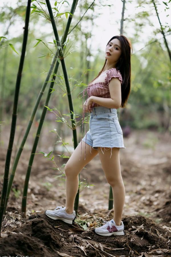    筱筱 - 八里户外街拍写真，粉色露肩上衣配短裤，尽显傲人身材与甜美气质第23张图片