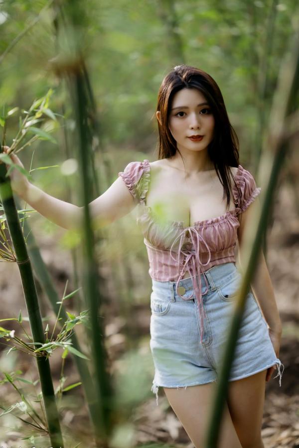    筱筱 - 八里户外街拍写真，粉色露肩上衣配短裤，尽显傲人身材与甜美气质第25张图片