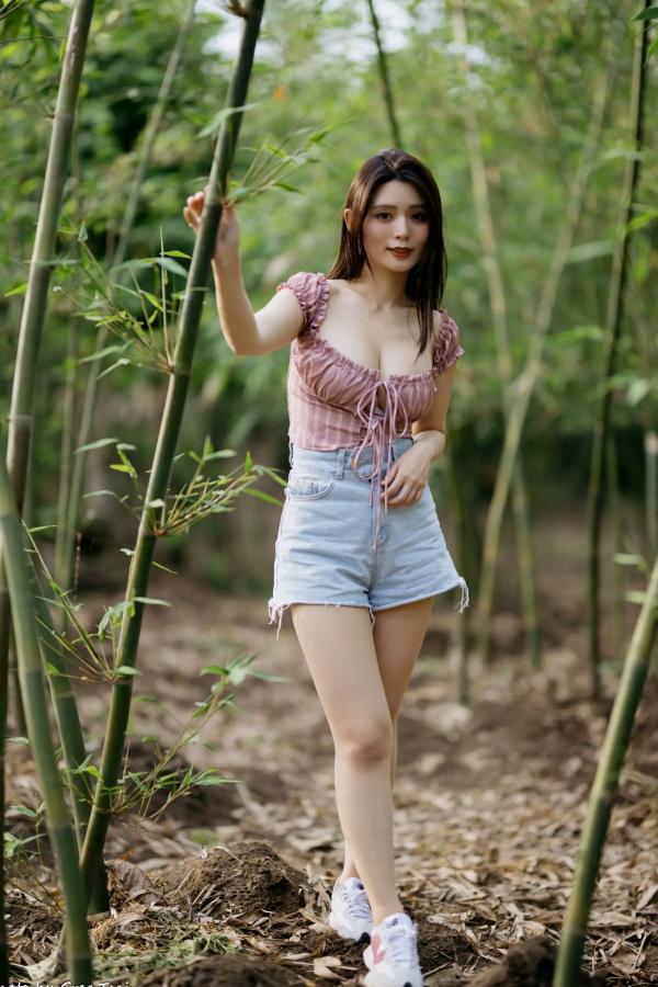    筱筱 - 八里户外街拍写真，粉色露肩上衣配短裤，尽显傲人身材与甜美气质第26张图片