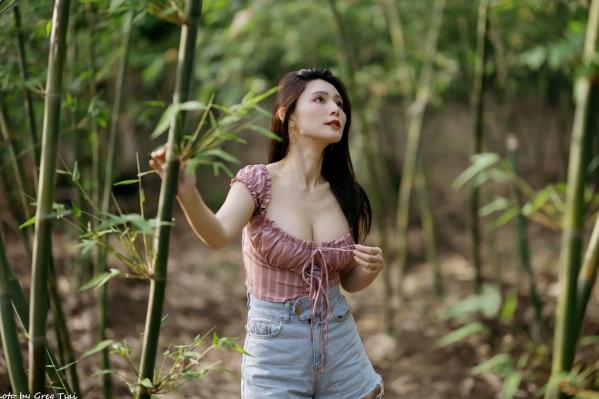    筱筱 - 八里户外街拍写真，粉色露肩上衣配短裤，尽显傲人身材与甜美气质第28张图片