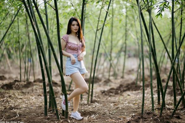    筱筱 - 八里户外街拍写真，粉色露肩上衣配短裤，尽显傲人身材与甜美气质第31张图片