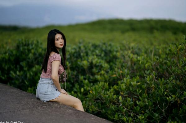    筱筱 - 八里户外街拍写真，粉色露肩上衣配短裤，尽显傲人身材与甜美气质第38张图片