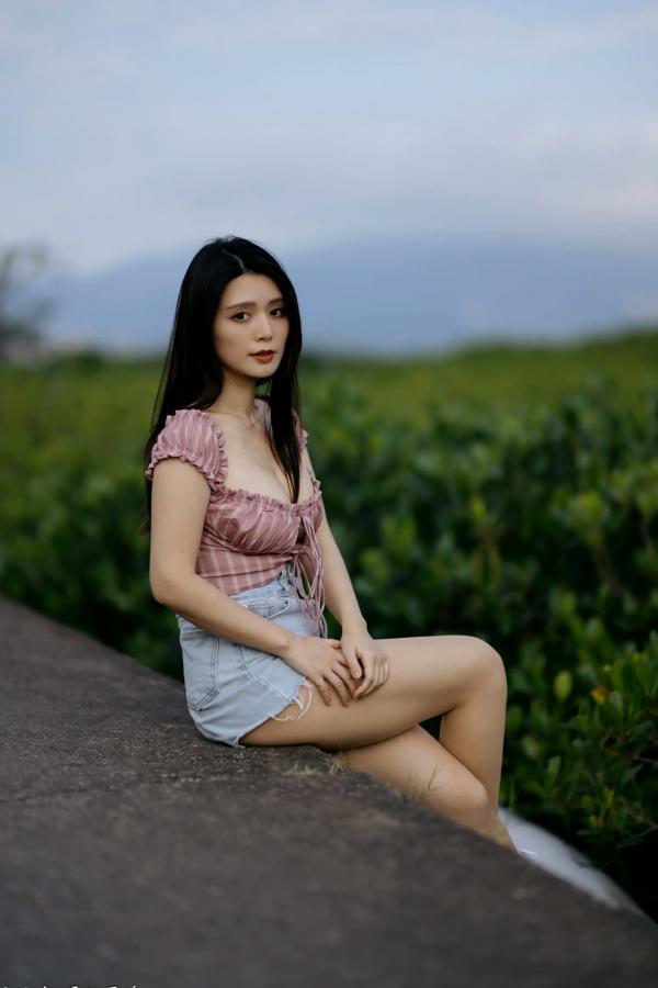    筱筱 - 八里户外街拍写真，粉色露肩上衣配短裤，尽显傲人身材与甜美气质第40张图片