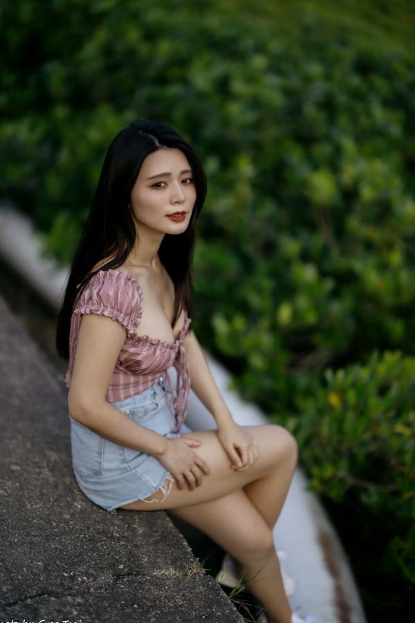    筱筱 - 八里户外街拍写真，粉色露肩上衣配短裤，尽显傲人身材与甜美气质第41张图片