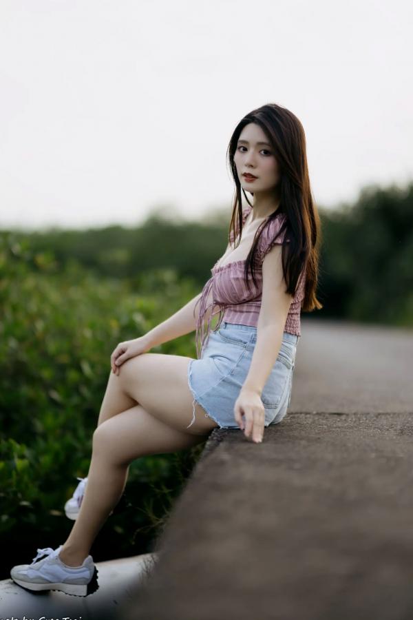    筱筱 - 八里户外街拍写真，粉色露肩上衣配短裤，尽显傲人身材与甜美气质第42张图片