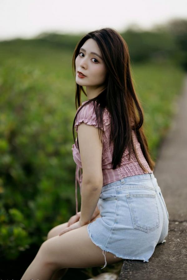    筱筱 - 八里户外街拍写真，粉色露肩上衣配短裤，尽显傲人身材与甜美气质第43张图片