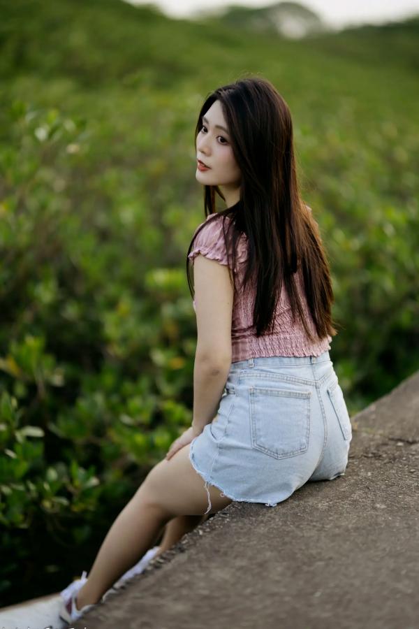    筱筱 - 八里户外街拍写真，粉色露肩上衣配短裤，尽显傲人身材与甜美气质第44张图片