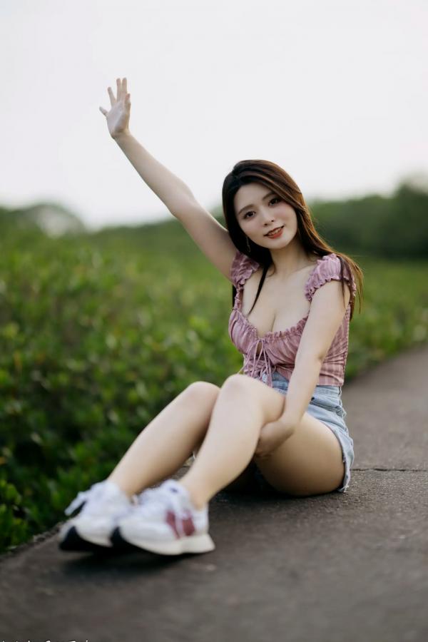    筱筱 - 八里户外街拍写真，粉色露肩上衣配短裤，尽显傲人身材与甜美气质第46张图片