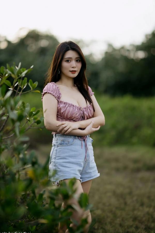    筱筱 - 八里户外街拍写真，粉色露肩上衣配短裤，尽显傲人身材与甜美气质第54张图片