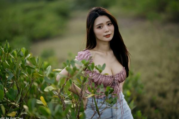   筱筱 - 八里户外街拍写真，粉色露肩上衣配短裤，尽显傲人身材与甜美气质第55张图片