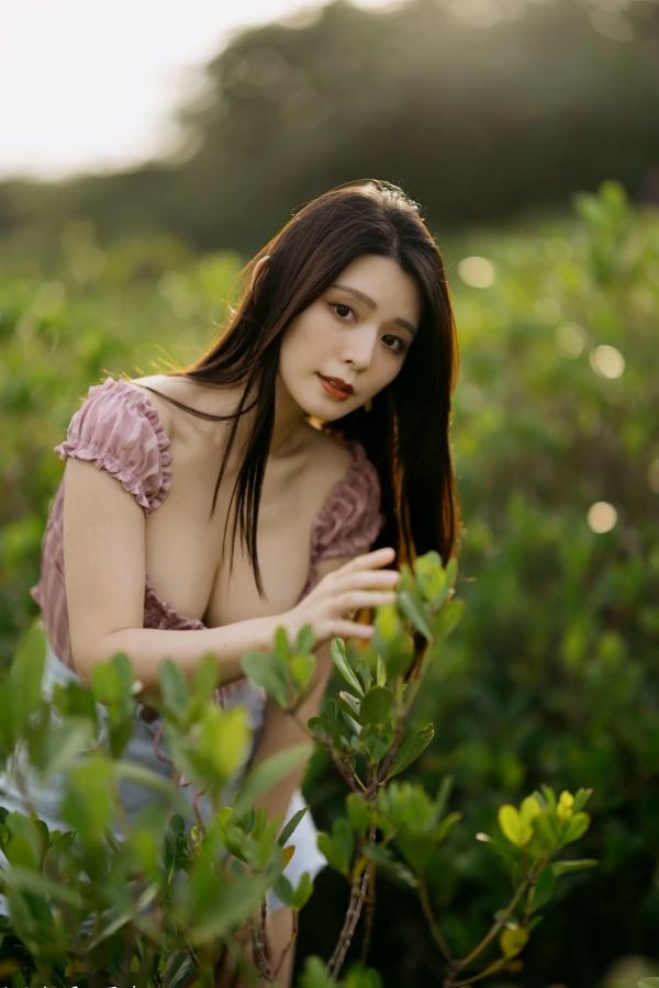    筱筱 - 八里户外街拍写真，粉色露肩上衣配短裤，尽显傲人身材与甜美气质第74张图片