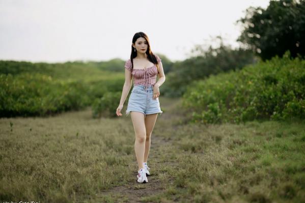    筱筱 - 八里户外街拍写真，粉色露肩上衣配短裤，尽显傲人身材与甜美气质第76张图片