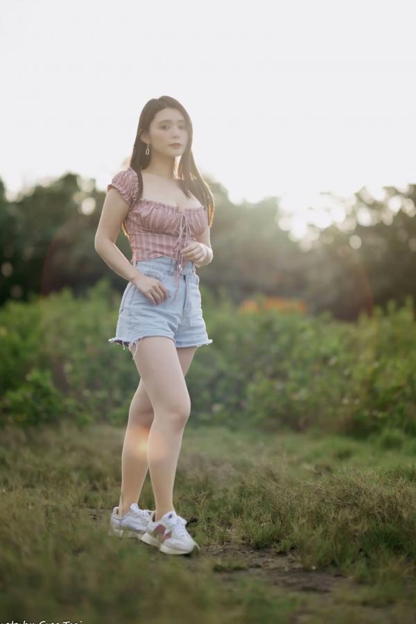    筱筱 - 八里户外街拍写真，粉色露肩上衣配短裤，尽显傲人身材与甜美气质第77张图片