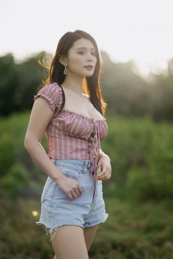    筱筱 - 八里户外街拍写真，粉色露肩上衣配短裤，尽显傲人身材与甜美气质第78张图片