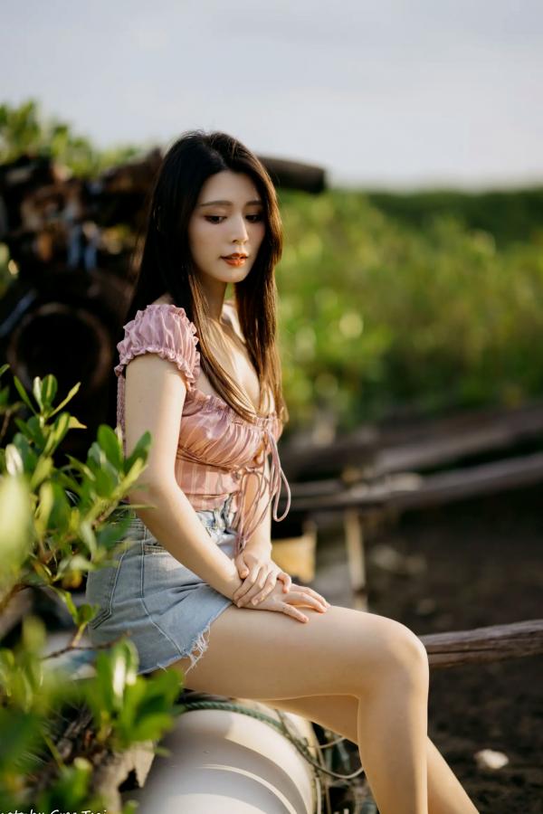   筱筱 - 八里户外街拍写真，粉色露肩上衣配短裤，尽显傲人身材与甜美气质第84张图片