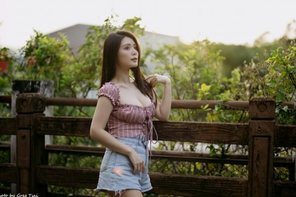   筱筱 - 八里户外街拍写真，粉色露肩上衣配短裤，尽显傲人身材与甜美气质第97张图片
