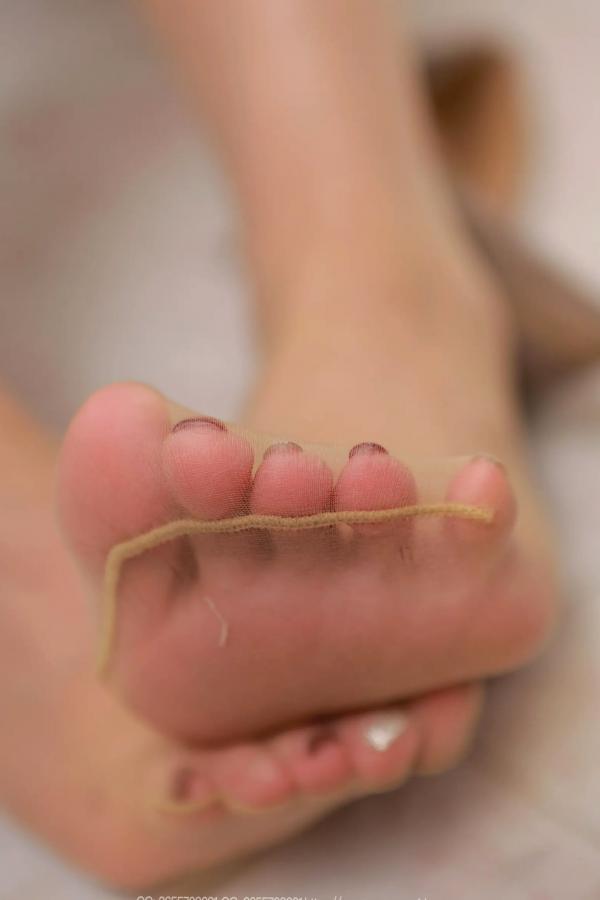    IESS异思趣向秋秋：黑色抹胸短裙室内写真，丝袜美腿高跟鞋诱惑第44张图片