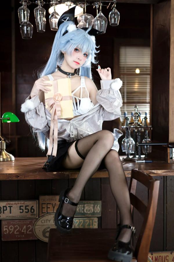    九柒喵 - 少女前线芙洛伦药心COS，性感制服丝袜美腿，娇俏诱惑角色扮演，完美还原动漫女神第1张图片