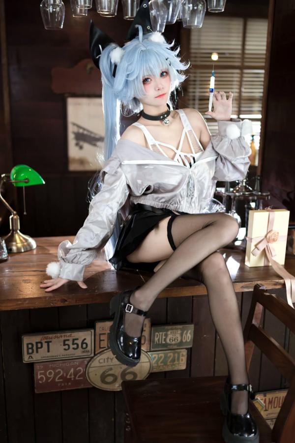    九柒喵 - 少女前线芙洛伦药心COS，性感制服丝袜美腿，娇俏诱惑角色扮演，完美还原动漫女神第4张图片