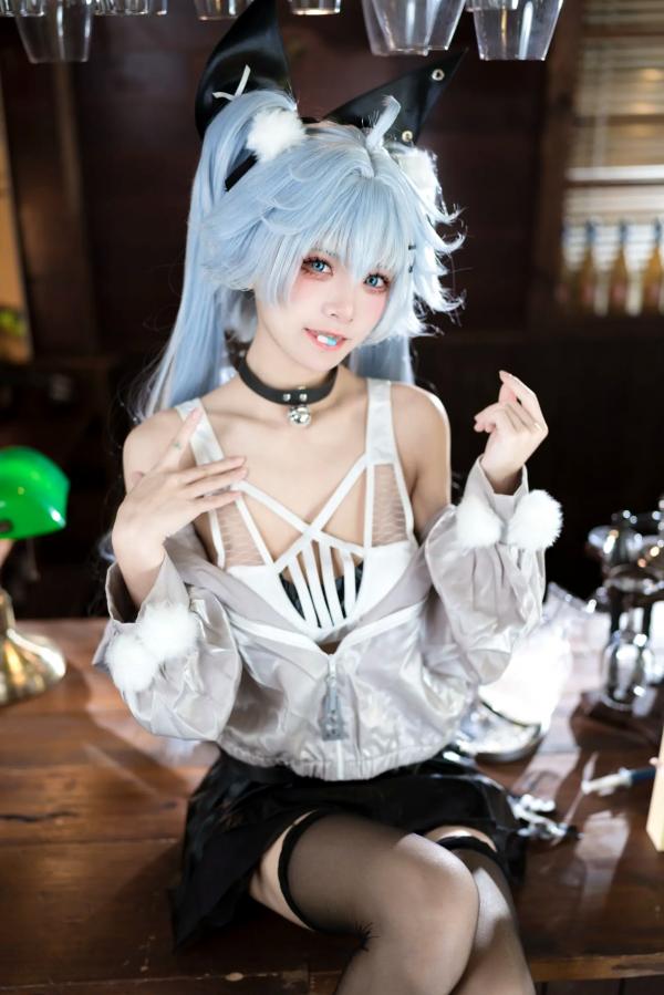    九柒喵 - 少女前线芙洛伦药心COS，性感制服丝袜美腿，娇俏诱惑角色扮演，完美还原动漫女神第5张图片