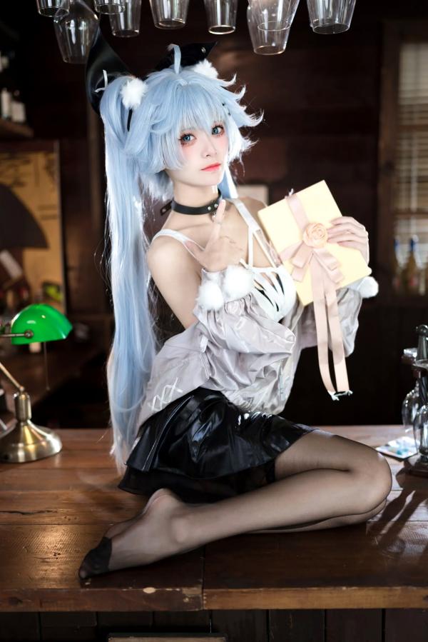    九柒喵 - 少女前线芙洛伦药心COS，性感制服丝袜美腿，娇俏诱惑角色扮演，完美还原动漫女神第7张图片