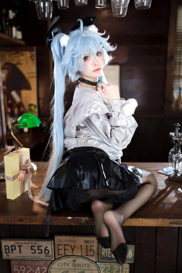    九柒喵 - 少女前线芙洛伦药心COS，性感制服丝袜美腿，娇俏诱惑角色扮演，完美还原动漫女神第8张图片