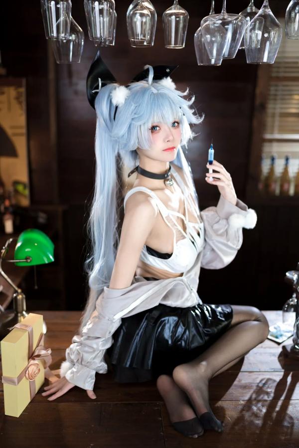    九柒喵 - 少女前线芙洛伦药心COS，性感制服丝袜美腿，娇俏诱惑角色扮演，完美还原动漫女神第10张图片