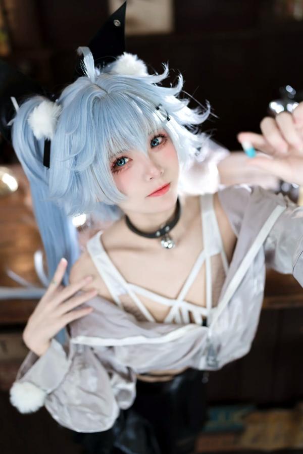    九柒喵 - 少女前线芙洛伦药心COS，性感制服丝袜美腿，娇俏诱惑角色扮演，完美还原动漫女神第25张图片