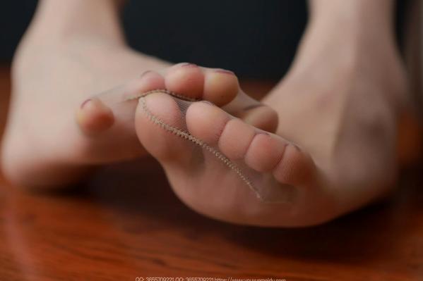    IESS异思趣向 小婕《白衣女士（下）》职场OL制服诱惑，眼镜与透明高跟鞋的优雅美腿演绎第33张图片