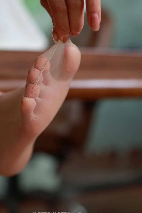    IESS异思趣向 小婕《白衣女士（下）》职场OL制服诱惑，眼镜与透明高跟鞋的优雅美腿演绎第62张图片