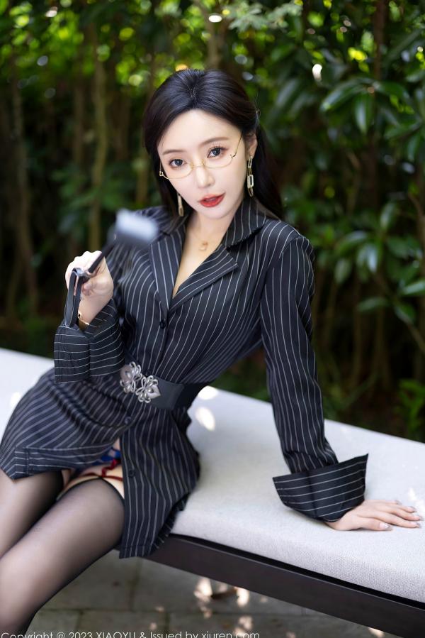 王馨瑶   XiaoYu语画界-王馨瑶yanni-禁欲系办公室制服与蓝调内衣，黑丝美腿尽显职场御姐风范，极致高端酒店私房大尺度摄影第8张图片