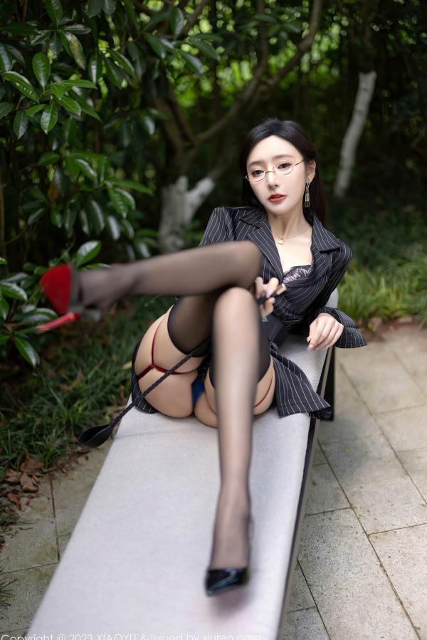 王馨瑶   XiaoYu语画界-王馨瑶yanni-禁欲系办公室制服与蓝调内衣，黑丝美腿尽显职场御姐风范，极致高端酒店私房大尺度摄影第16张图片
