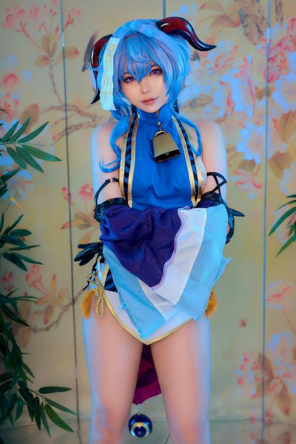    ZinieQ - 甘雨僵尸装Cosplay 私房写真 性感女神高颜值大尺度福利合集 [39P]第1张图片