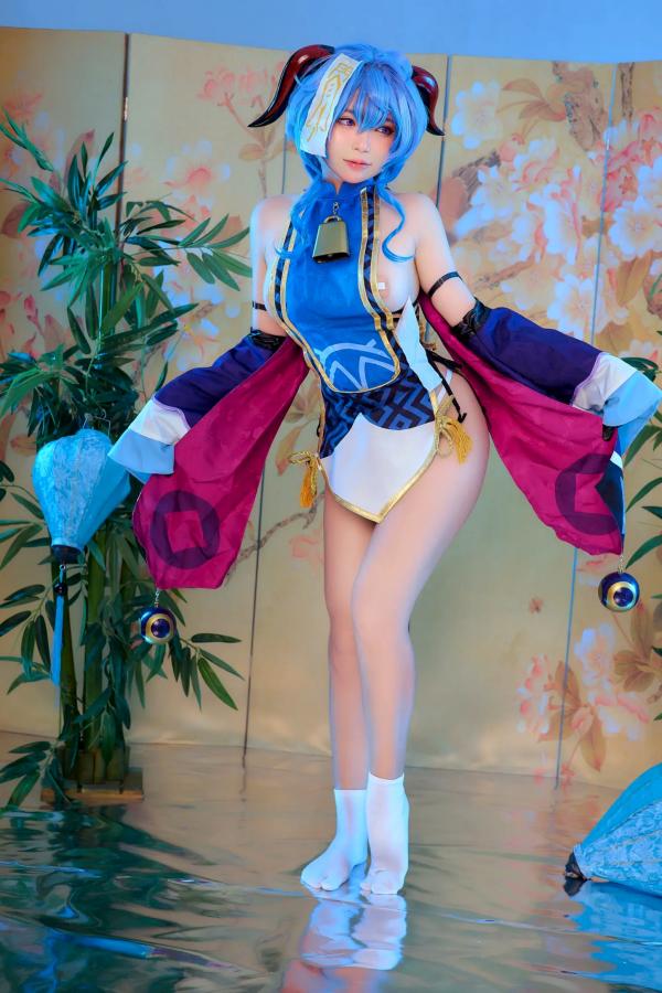    ZinieQ - 甘雨僵尸装Cosplay 私房写真 性感女神高颜值大尺度福利合集 [39P]第2张图片