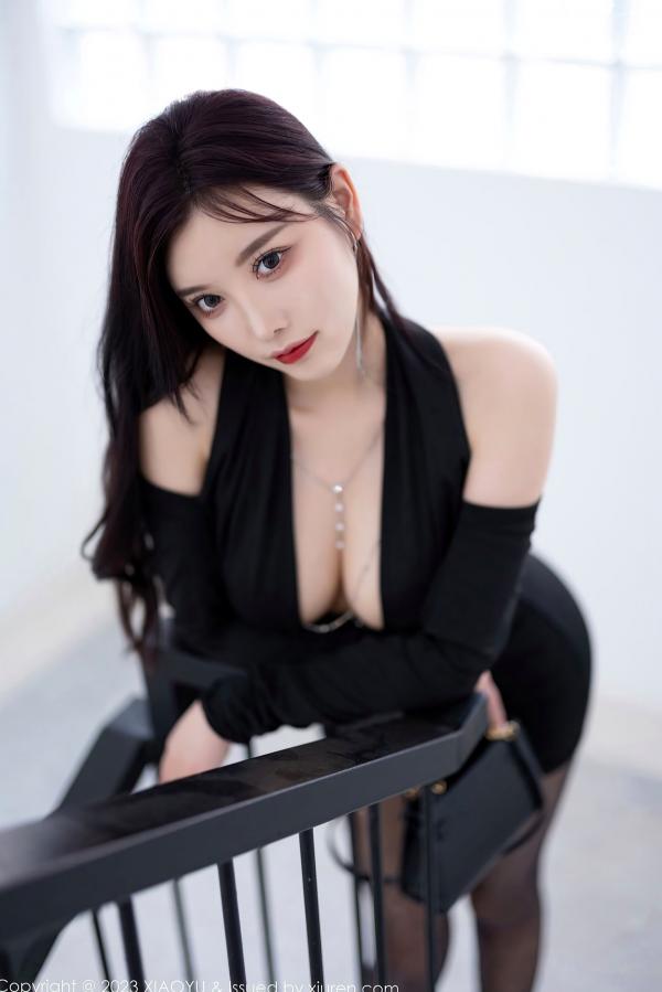 杨晨晨 sugar小甜心CC  XiaoYu语画界-1060-杨晨晨Yome-贵州旅拍-极品深V礼服短裙-修长黑丝美腿-室内私房性感写真-2023.06.30第24张图片