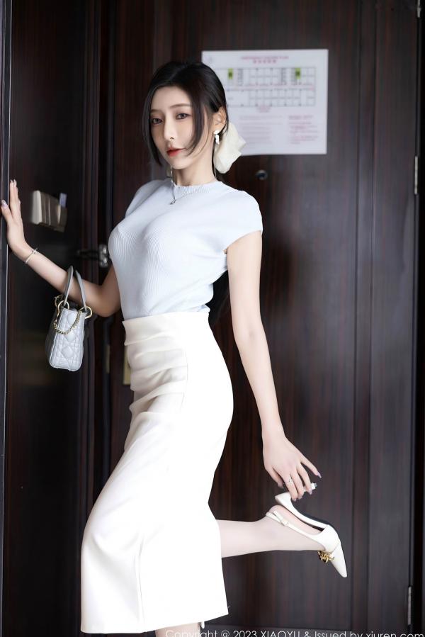 王馨瑶   王馨瑶Yanni居家私房大片，精美针织上衣搭配诱人内衣丝袜，展现极致妩媚气质，迷人曲线尽显诱惑魅力第2张图片